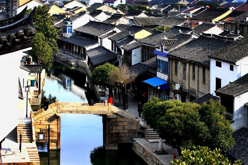 一男子当街攻击路人，热心市民挺身而出