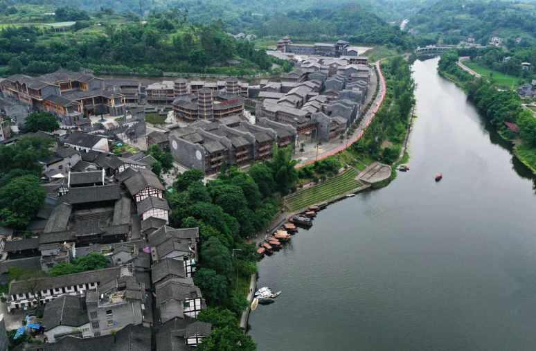 春运首日杭州学院路地铁站年味十足,老师现场挥毫泼墨,给乘客送祝福