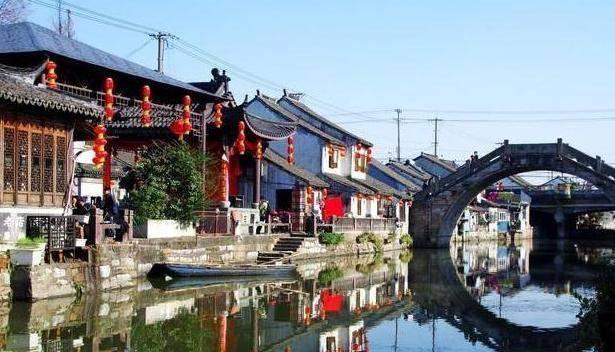 男生亲口跟我说过不喜欢我，可是又喜欢我跟他对视，我跟其他男生说话他又盯着看，明显不开心？游戏画面